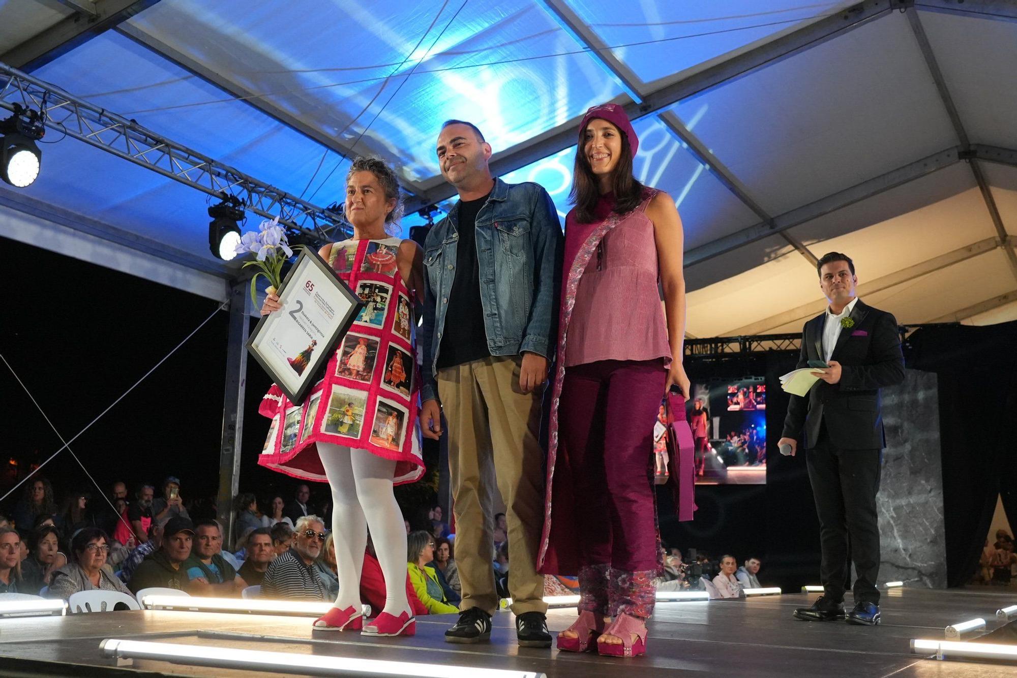 En imágenes: así ha sido el desfile de Vestidos de Papel de Güeñes