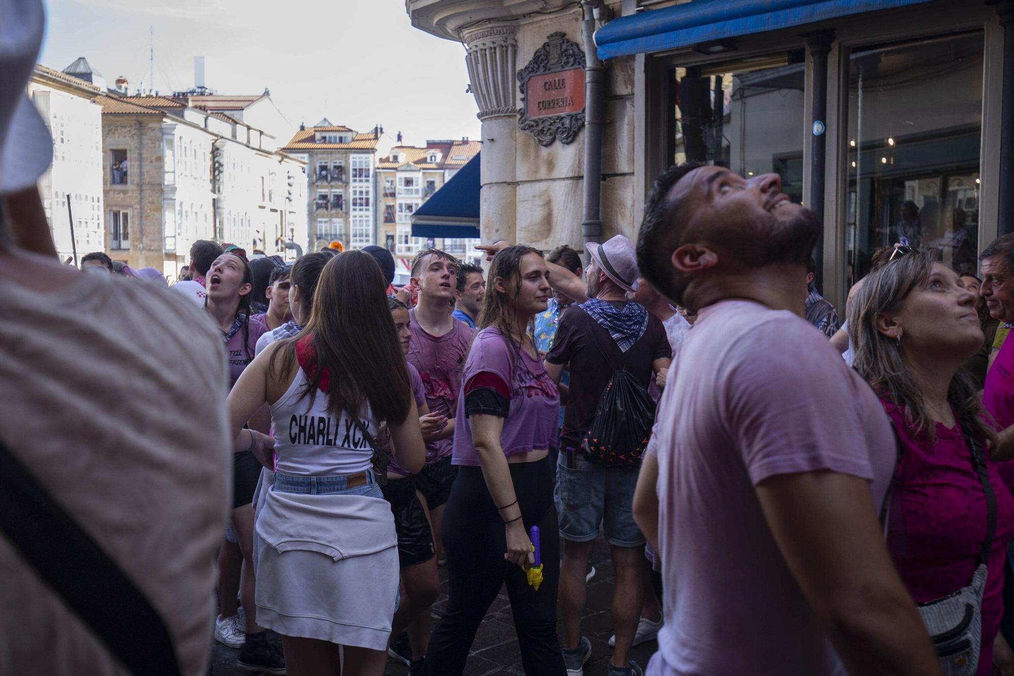 En imágenes: Vitoria sale a la calle a celebrar La Blanca tras el txupinazo