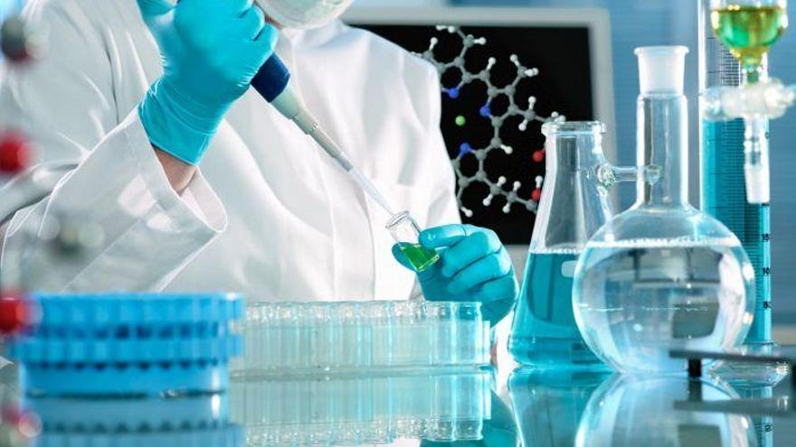 Un investigador en un laboratorio