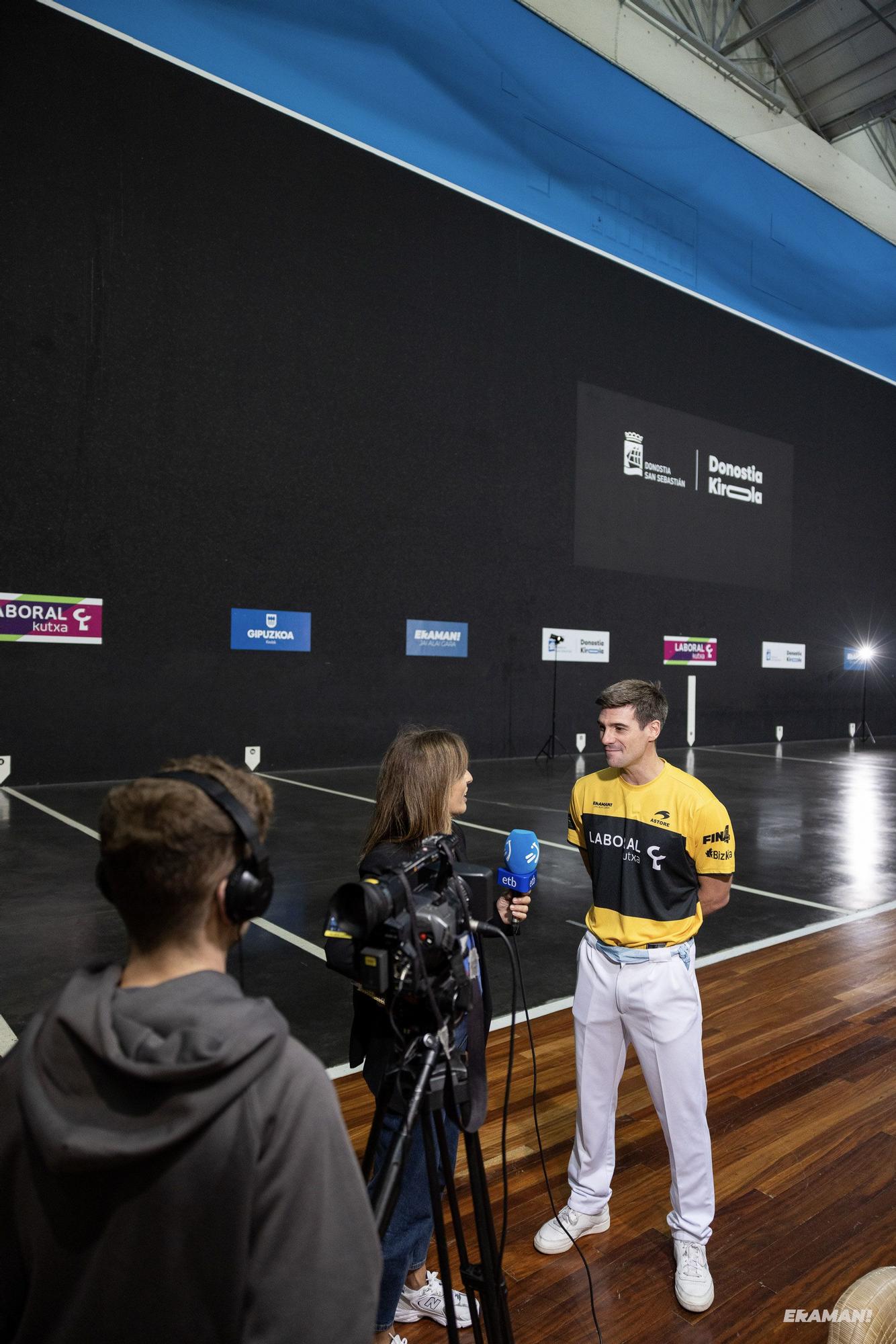 Barandika-López y Urreisti-Basque eligen material para la final de la Jai Alai League en el frontón Carmelo Balda de Donostia.
