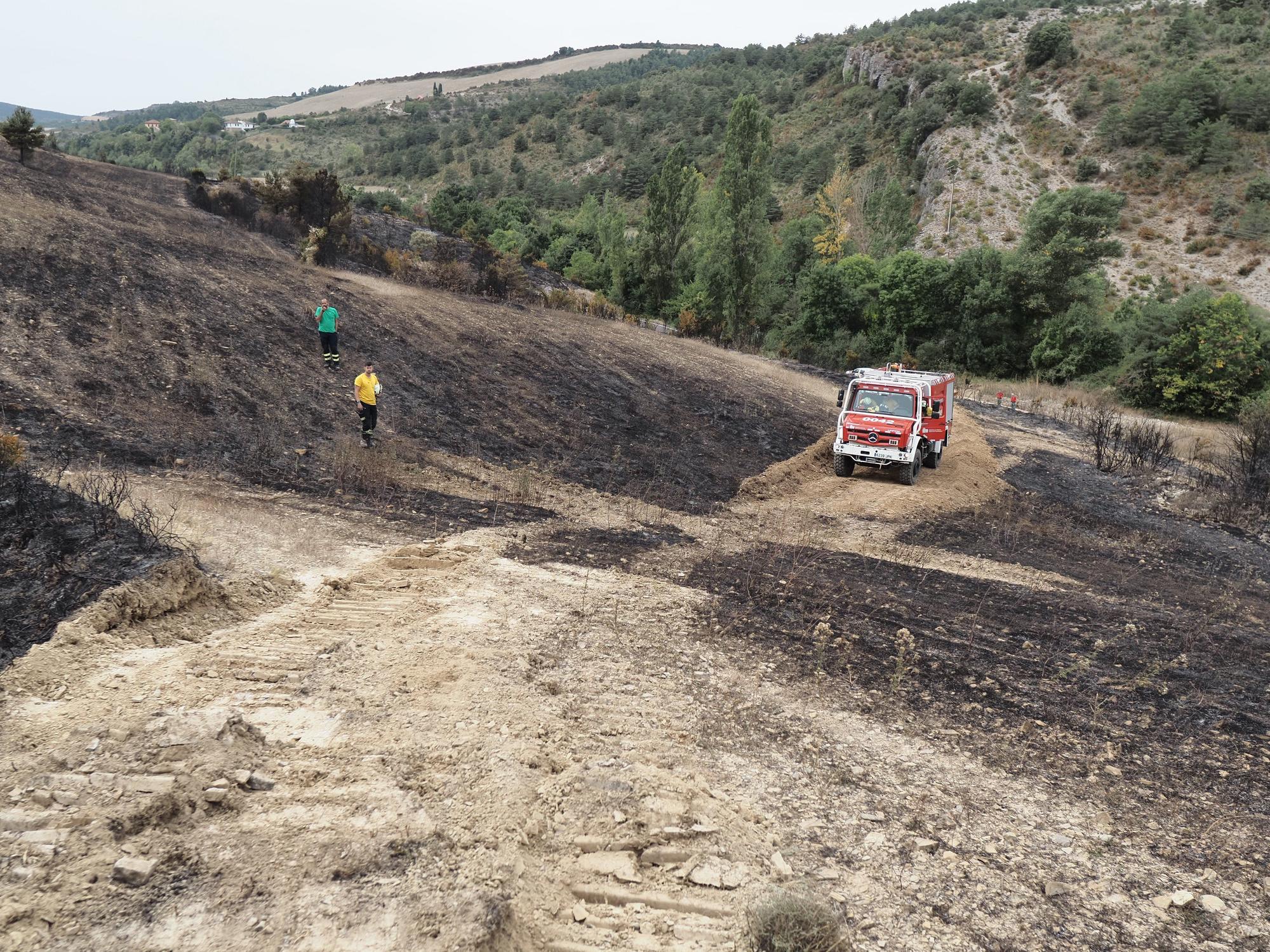 Fotos de las labores de extinción del incendio en Urraúl Alto, Urrulgaine