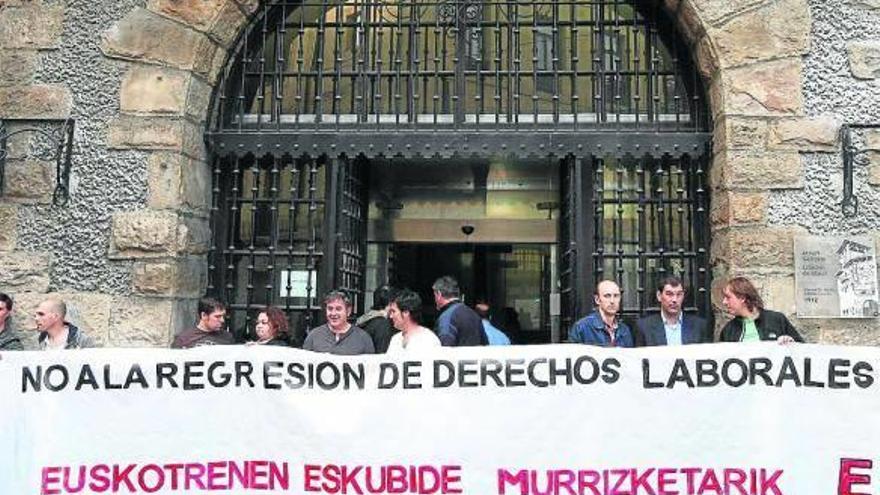 Los trabajadores se concentraron ayer en la estación de Atxuri.