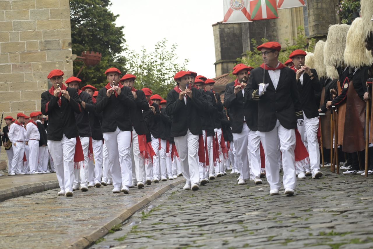 El Alarde desfila por las calles de Hondarribia