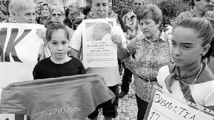 Concentración  de SOS Bebés robados en la plaza Moyúa
