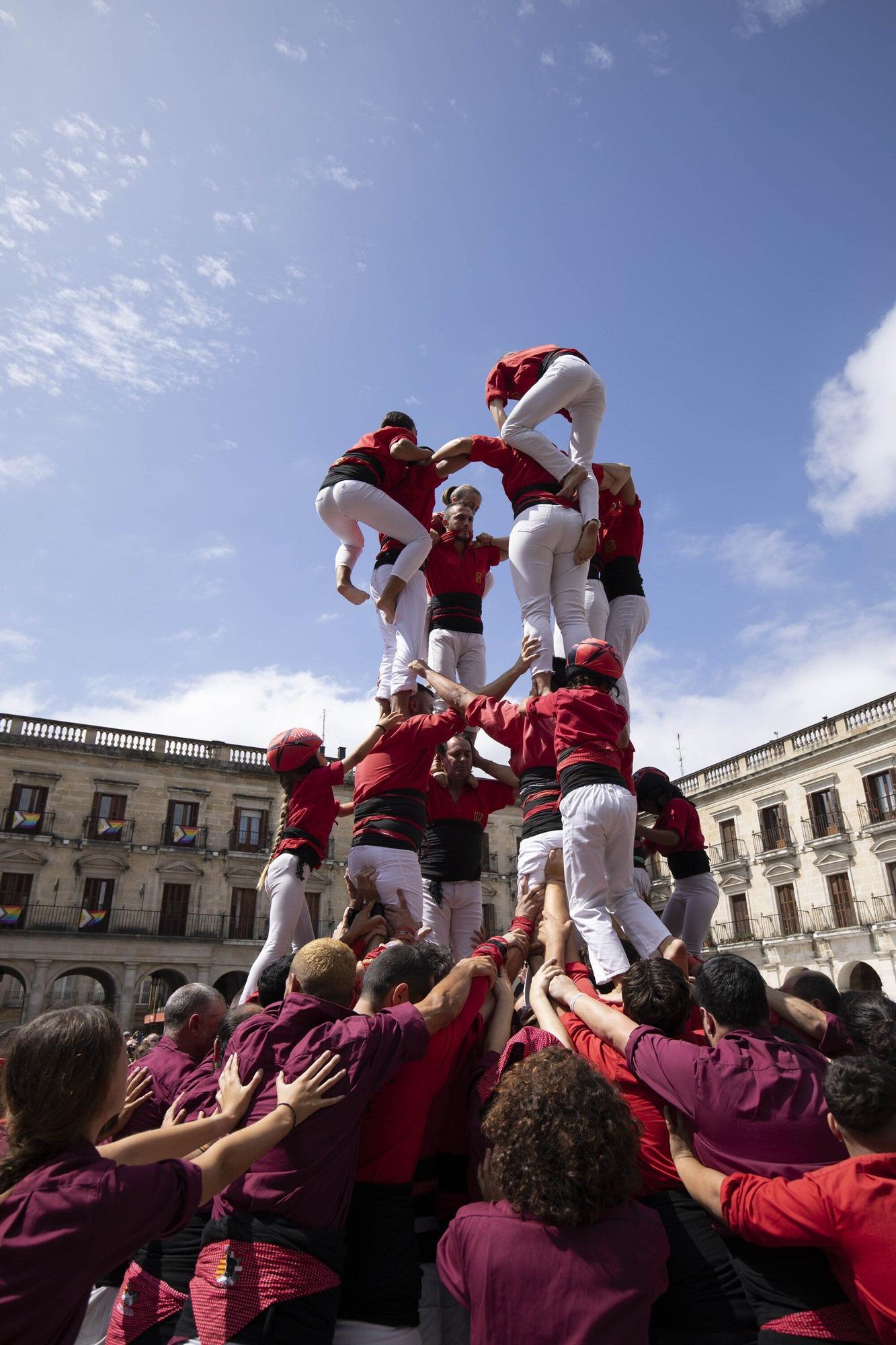 En imágenes: La Plaza Nueva de Vitoria acoge una gran Diada Castellera