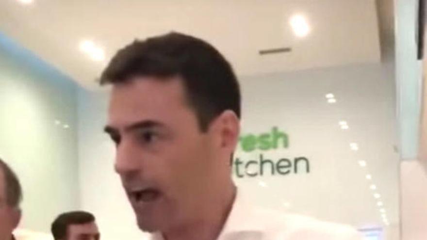 El abogado Aaron Schlossberg insukltó a varias personas por hablar en castellano.