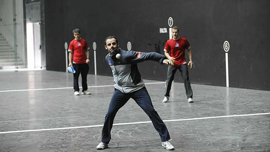 Yves Xala se entrena a la espera de Abel Barriola
