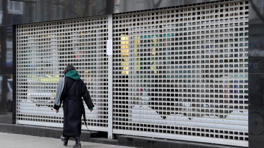 Una mujer en una calle vacía de Viena tras la entrada en vigor del confinamiento