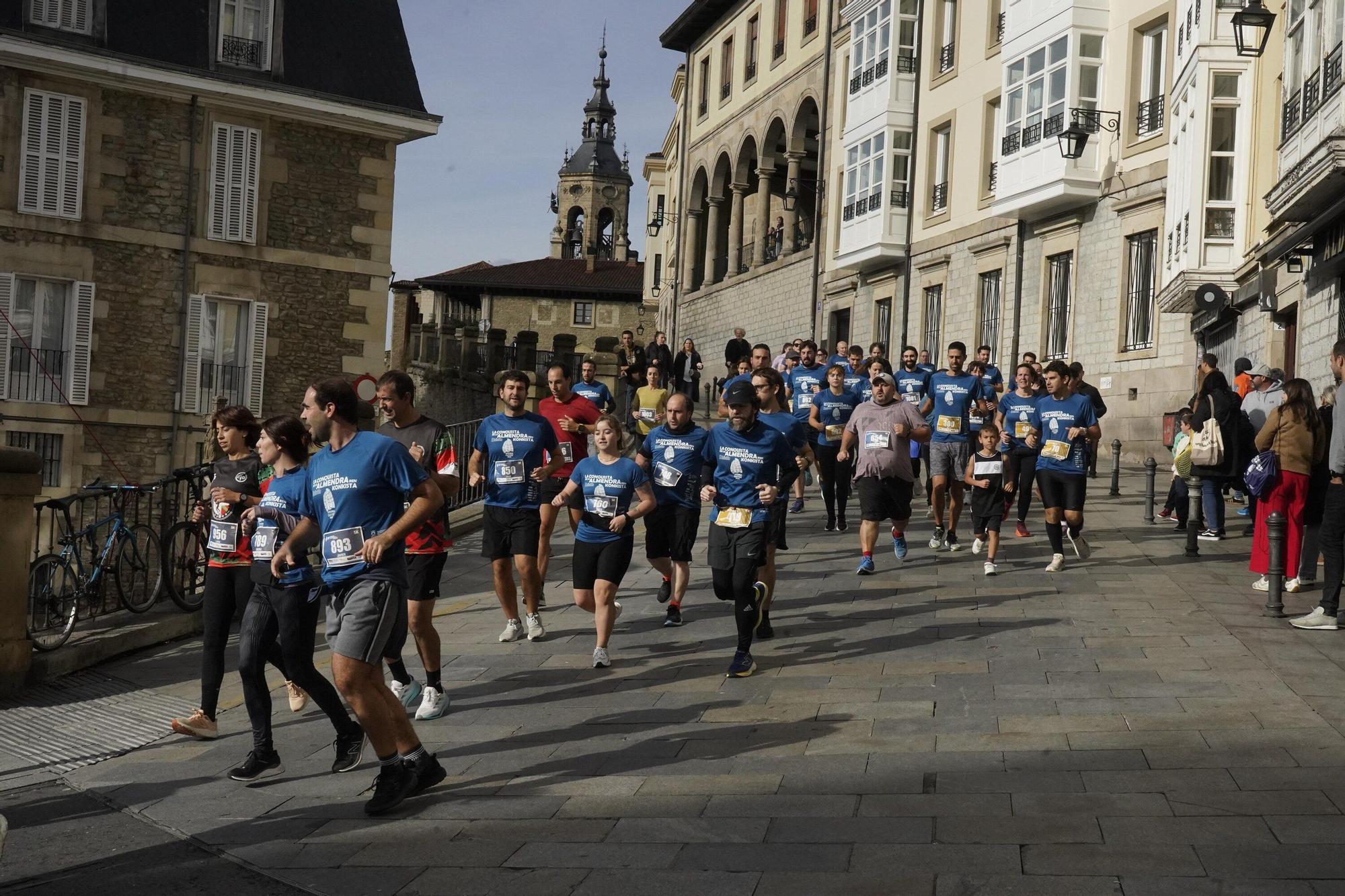 En imágenes: Miles de personas conquistan la Almendra de Gasteiz