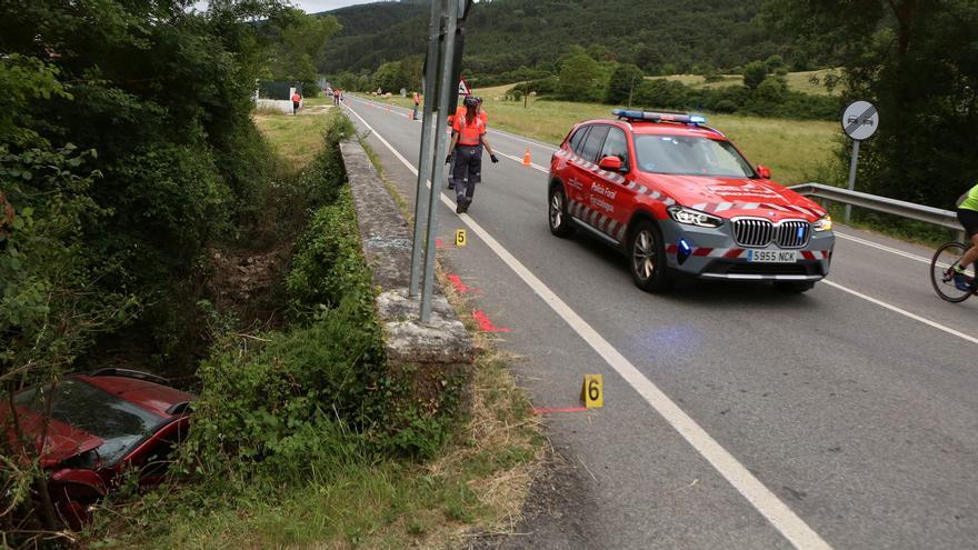 Muere un conductor al salirse de la carretera N-135 y caer por un talud en Esteribar
