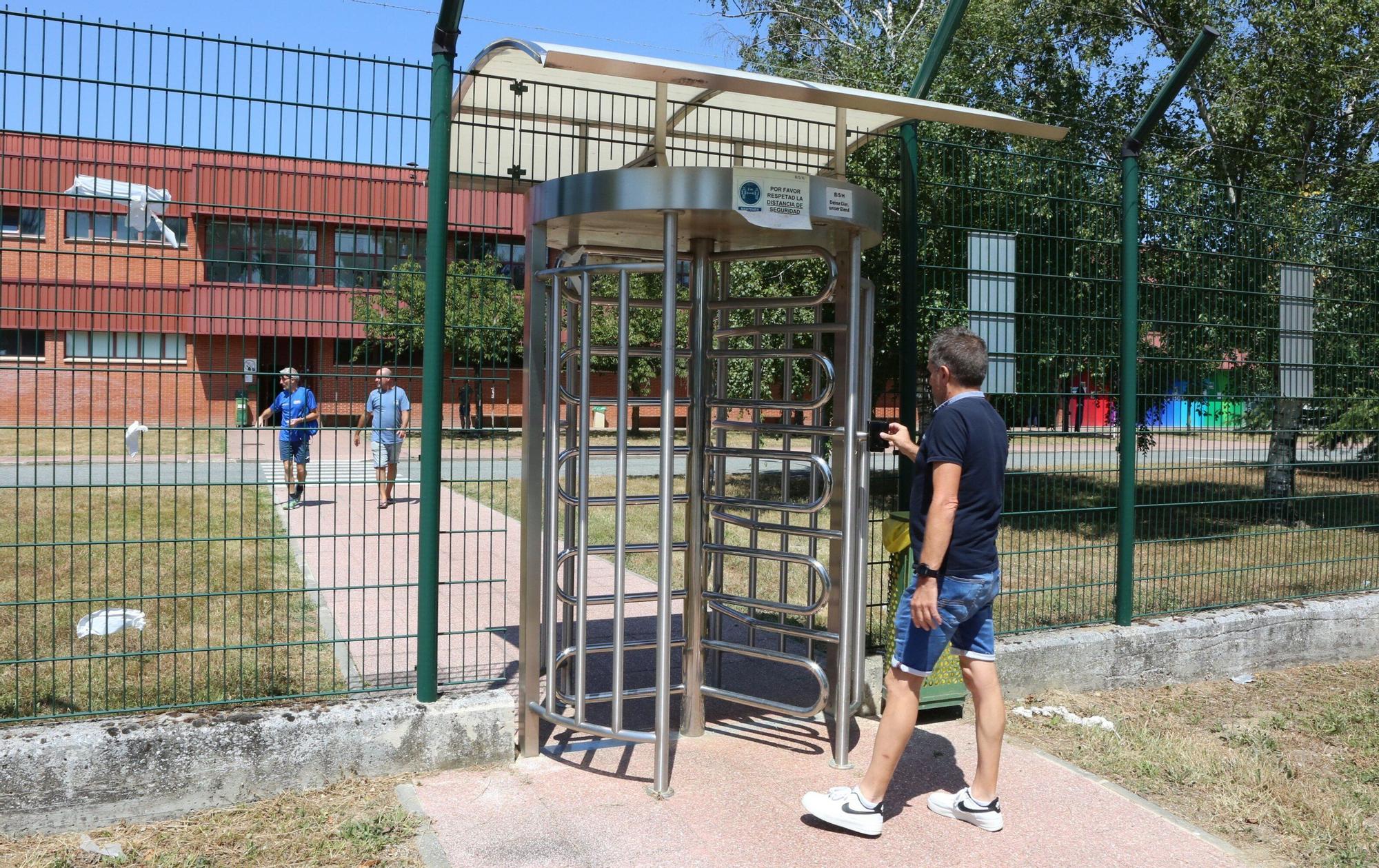 Trabajadores de BSH Esquíroz, antes de la asamblea en la que se ha presentado el preacuerdo