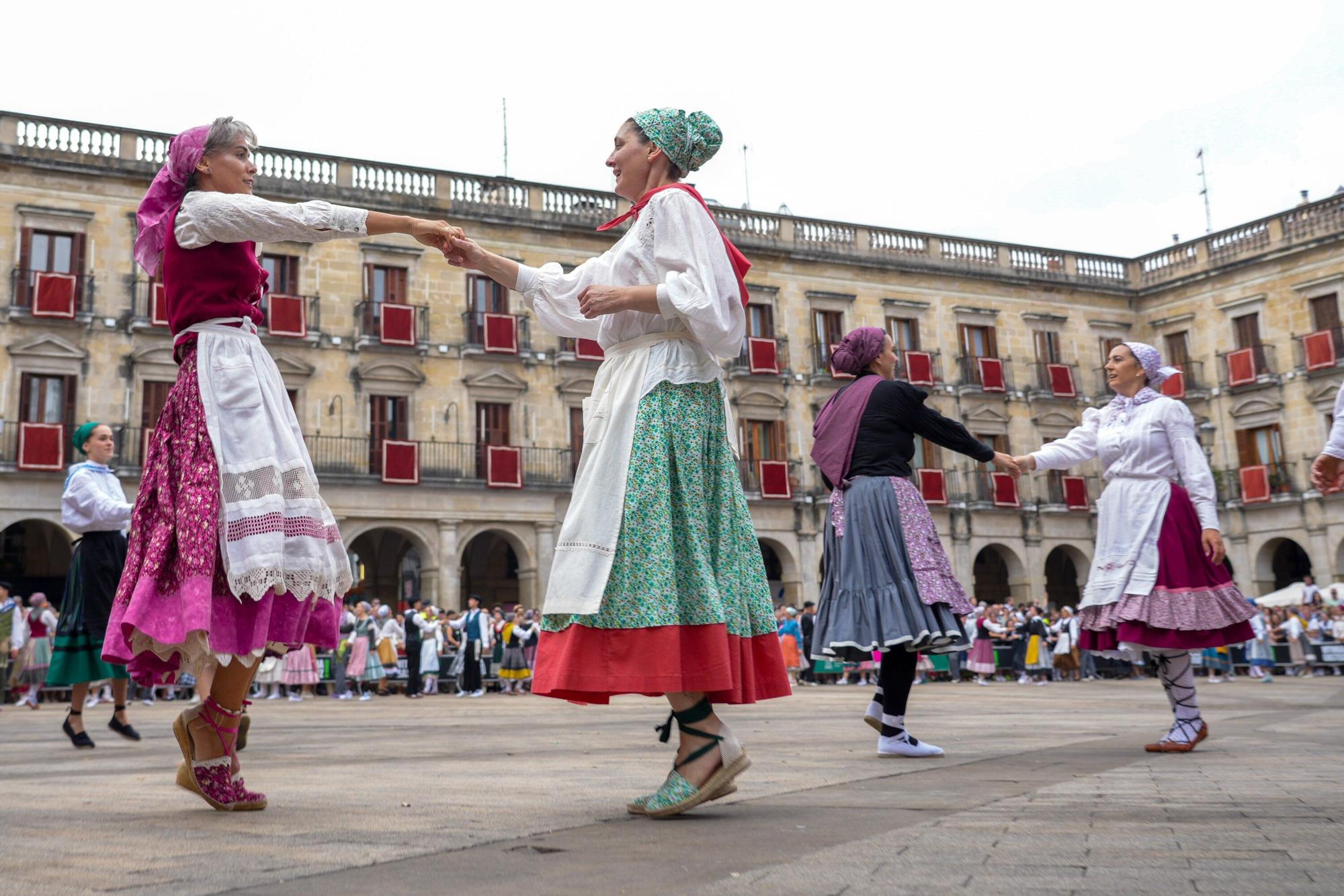 En imágenes: Los dantzaris se adueñan de la Plaza Nueva en el tradicional Zortziko
