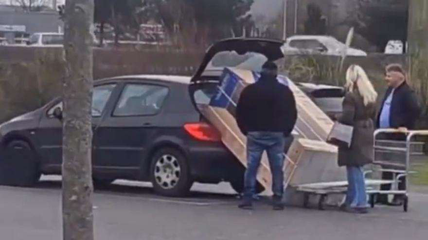 Intentan meter un frigorífico americano en un Peugeot 307 y el vídeo se vuelve viral