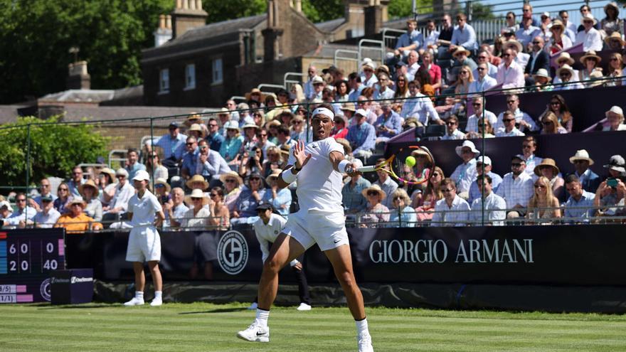 Nadal se exhibe en hierba tres años después