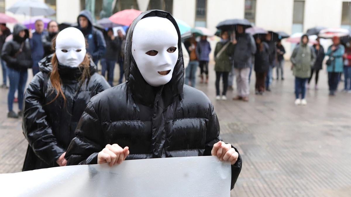 Dos mujeres en una concentración con motivo del 25N