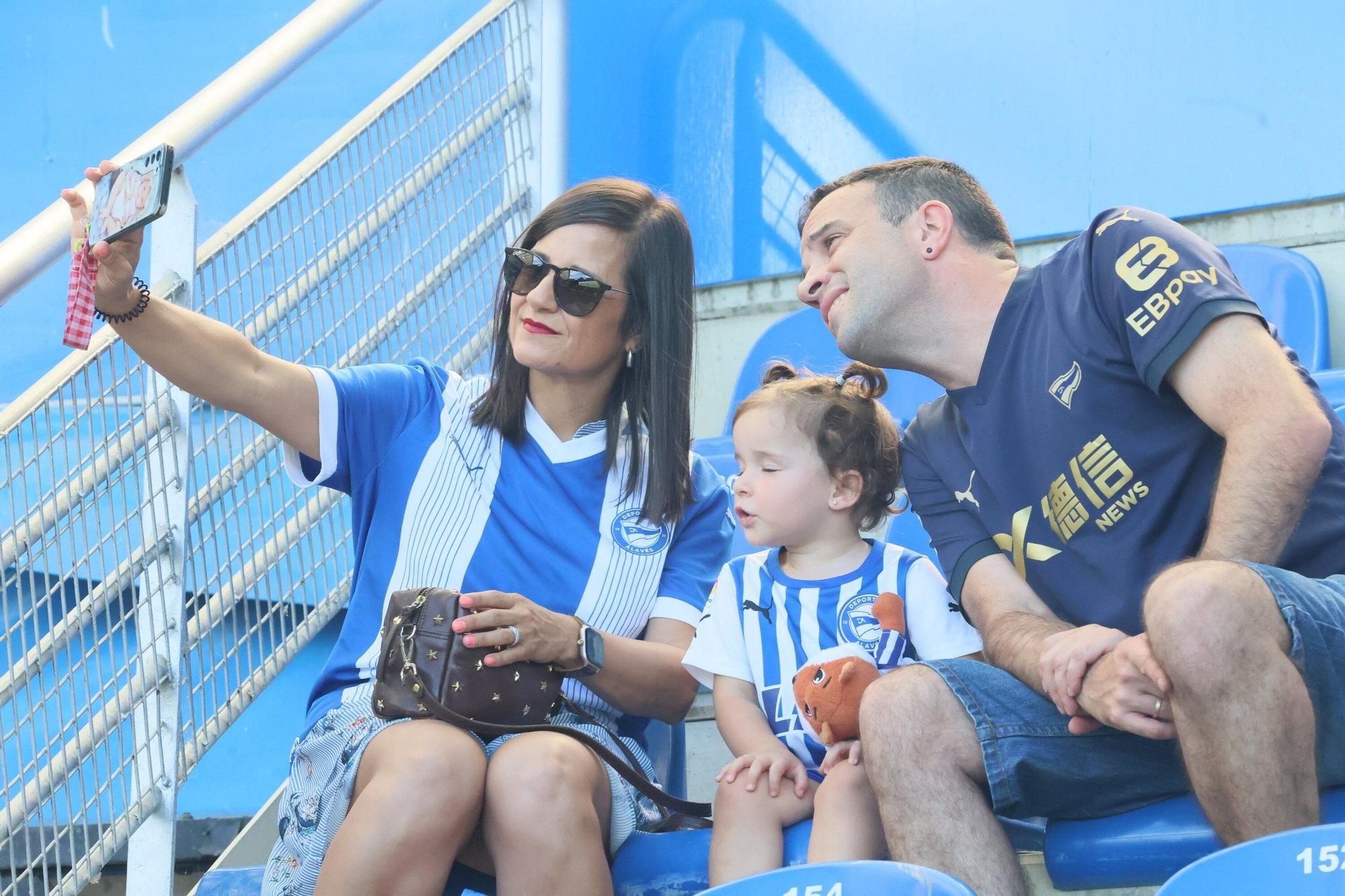 En imágenes: Ambientazo en el Alavés - Atlético en Mendizorroza (¡Búscate en las fotos!)