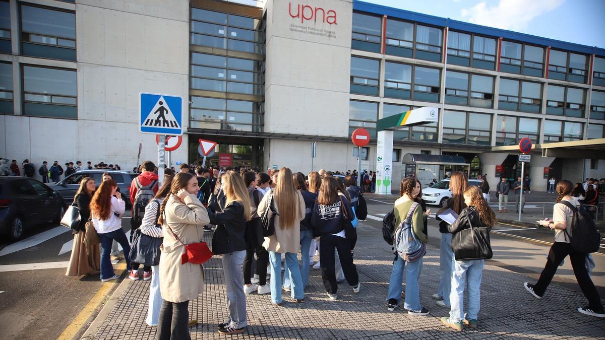 Estudiantes a la entrada de la UPNA. Navarra destaca en el ranking de innovación por su producción científica.