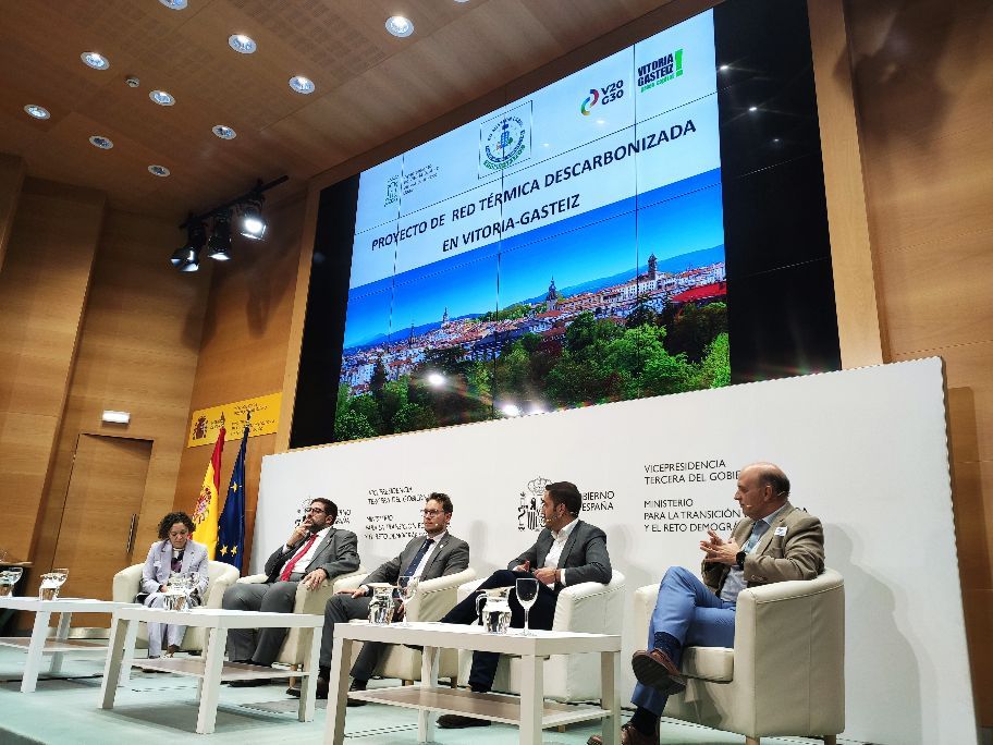 El concejal Borja Rodríguez interviene en el congreso de redes de climatización urbana