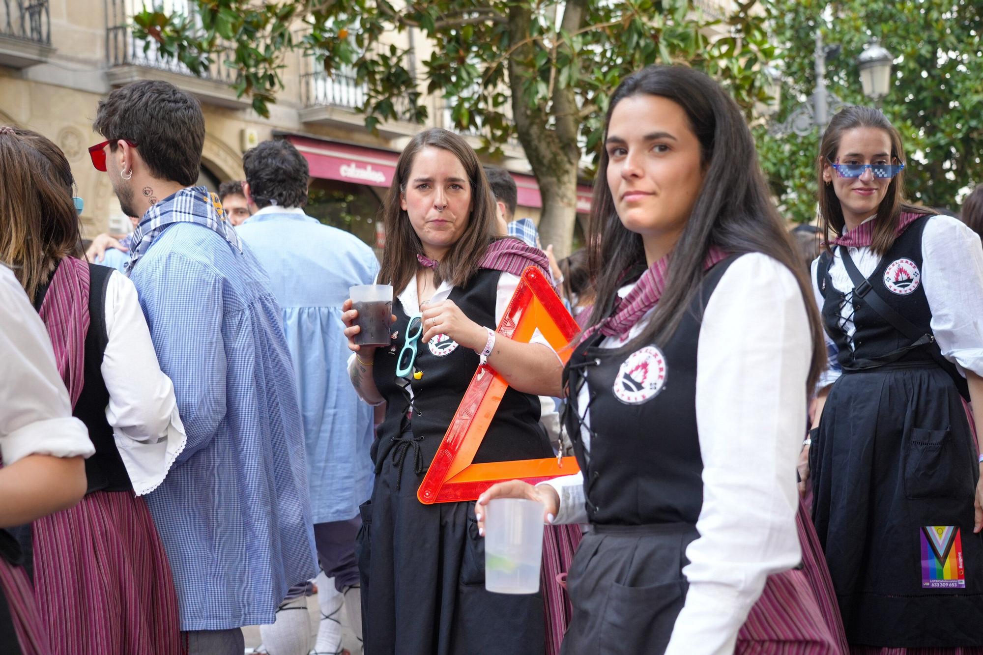 En imágenes: Blusas y neskas desfilan en una kalejira por Santiago