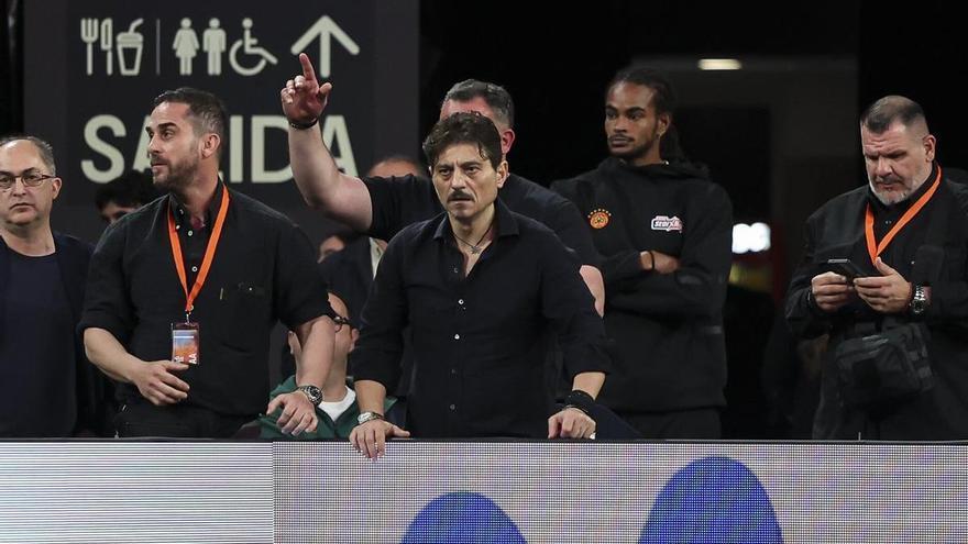 El Panathinaikos denuncia acoso y un intento de detención ilegal de su dueño en el Roig Arena