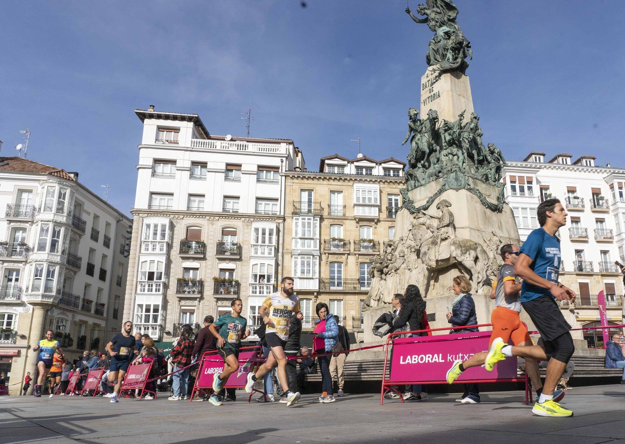 En imágenes: Un millar de corredores atraviesan la almendra