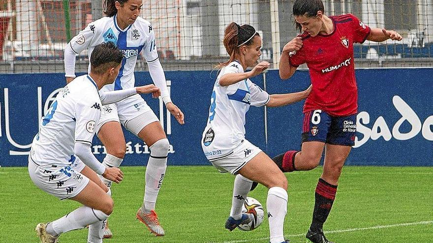 Celia Ochoa lucha por el balón ante tres rivales del Deportivo de La Coruña.