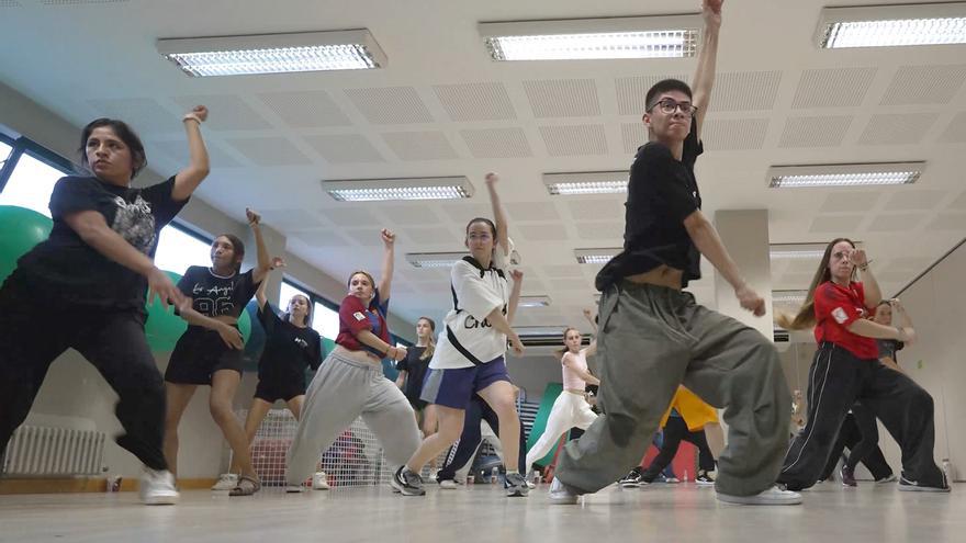 El cuidado personal y el baile, protagonistas del programa para jóvenes, ‘Cada día un plan’