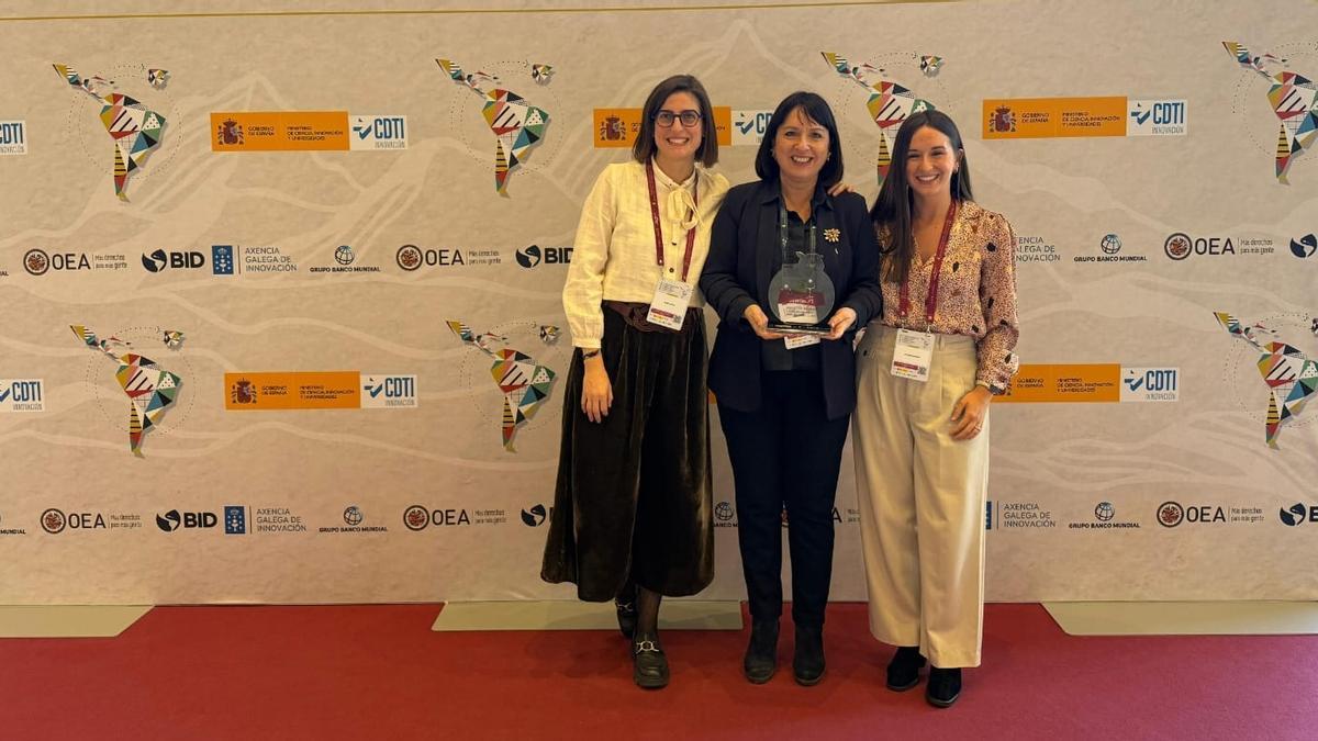 Beaz recogió el premio.