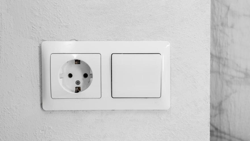 Olvídate de los enchufes sucios: el método para dejarlos como nuevos en poco tiempo