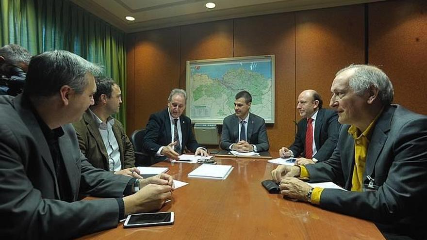 Borja Musons, Alfonso Gil y Miguel Ángel Gómez Viar, en el centro de la imagen, durante la reunión de ayer. Foto: Borja Guerrero