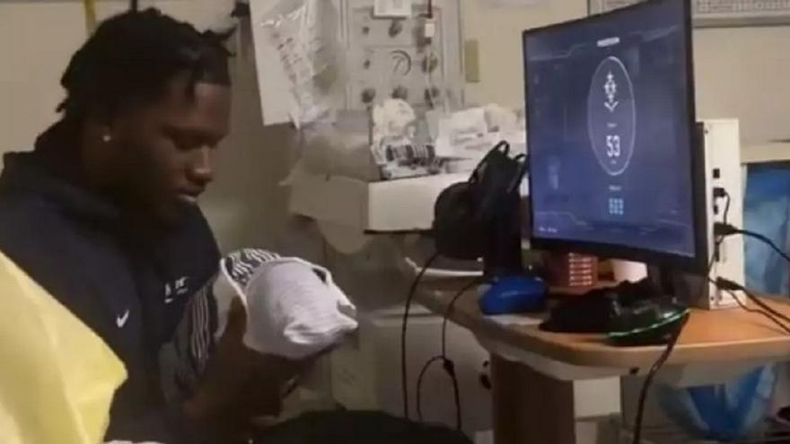 Un padre primerizo se lleva la consola de videojuegos al parto de su pareja