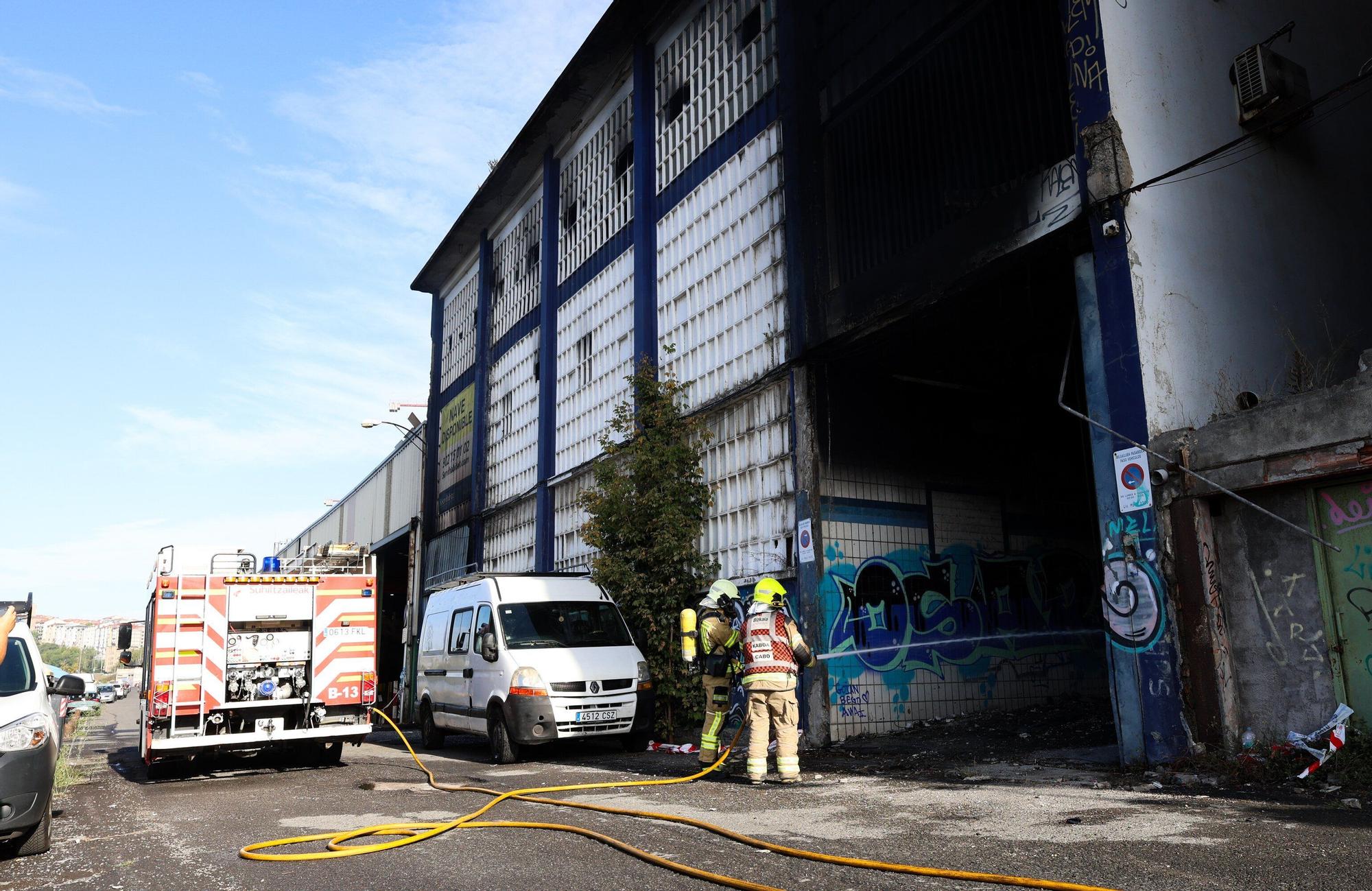 Siete heridos por inhalación de humo en el incendio de un pabellón okupado en Sestao
