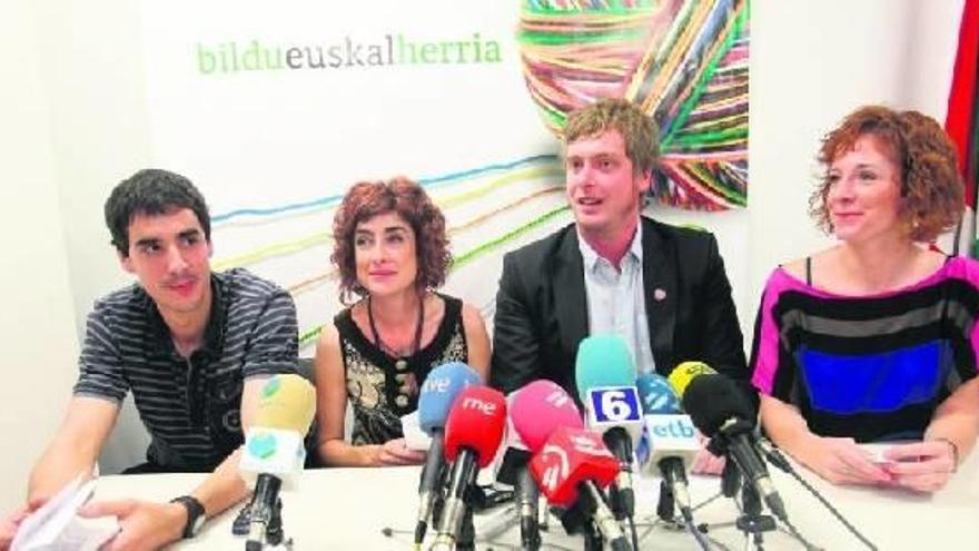 Peio Martinez de Eulate, Bakartxo Ruiz, Maiorga Ramirez y Eva Aranguren, durante la comparecencia de ayer.