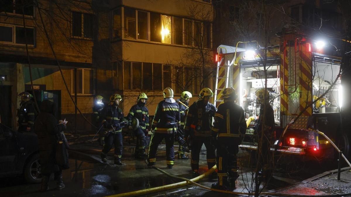 Bomberos trabajan en un edificio residencial bombardeado en Kiev este 25 de noviembre.