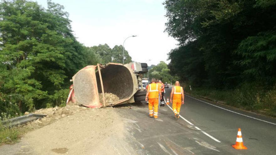 Fallece un camionero en Urduliz al volcar su vehículo