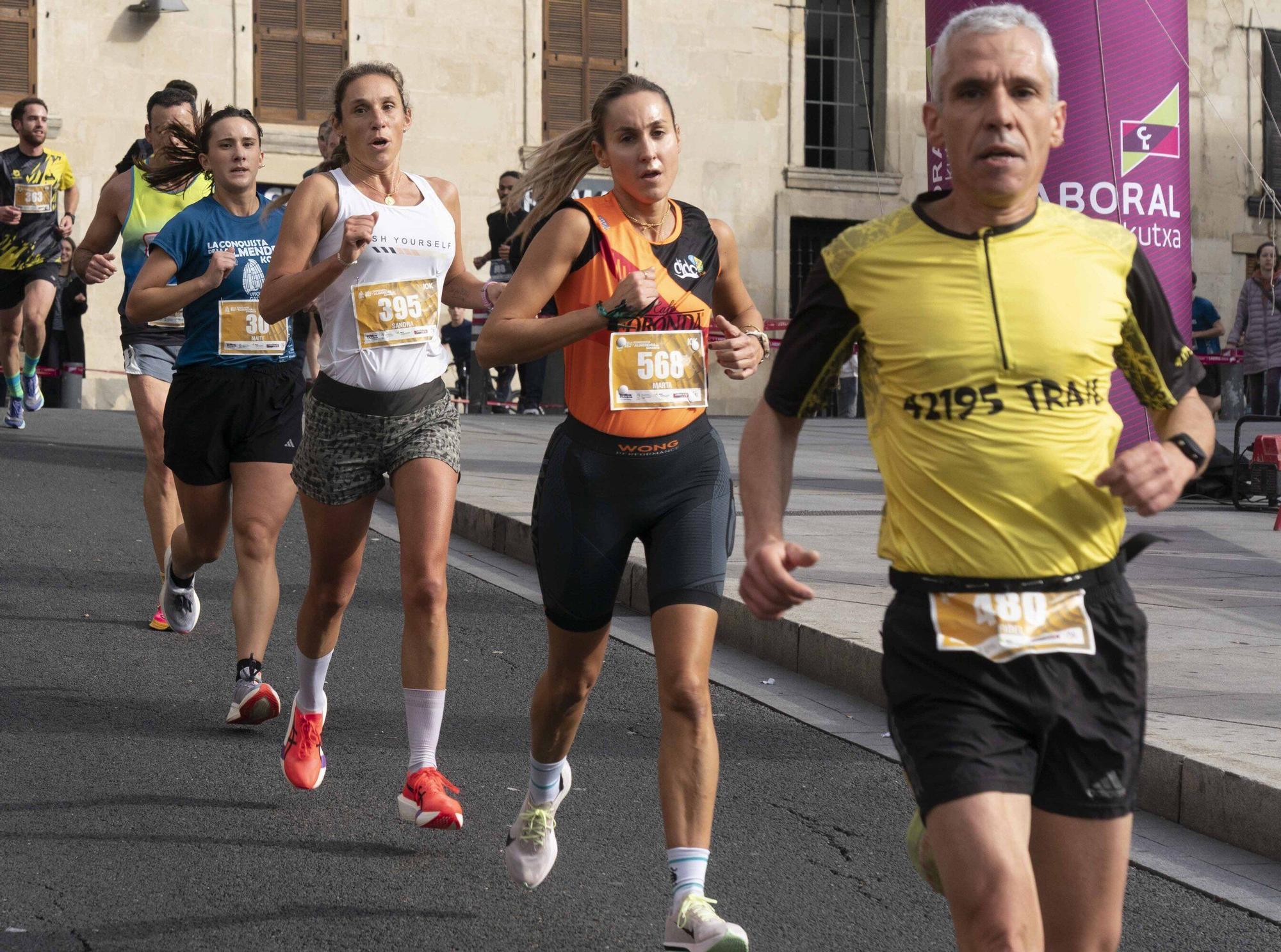 En imágenes: Un millar de corredores atraviesan la almendra