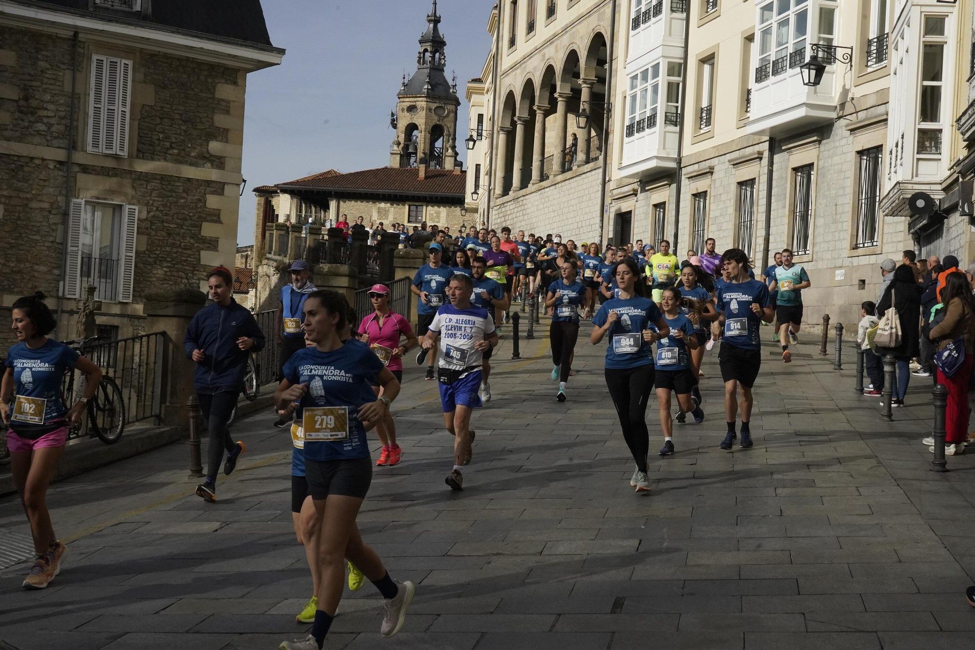 En imágenes: Miles de personas conquistan la Almendra de Gasteiz