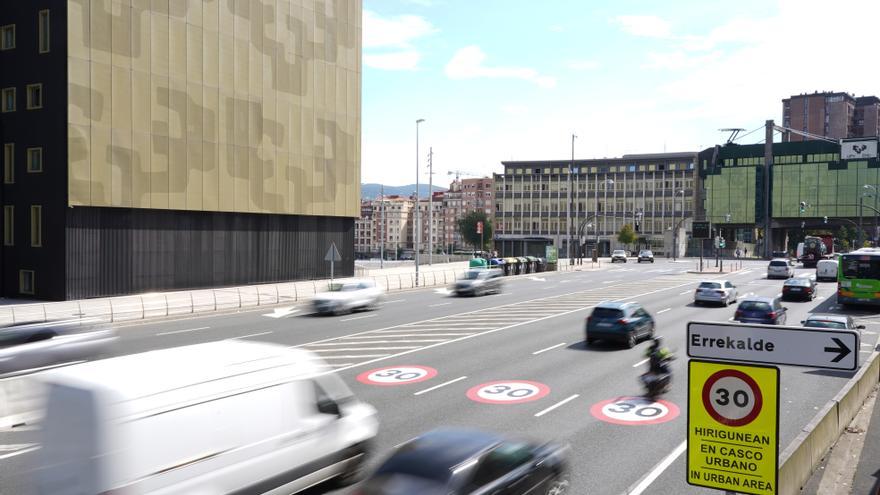 Bizkaia agota las etiquetas ambientales para coches pese a no ser aún obligatorias