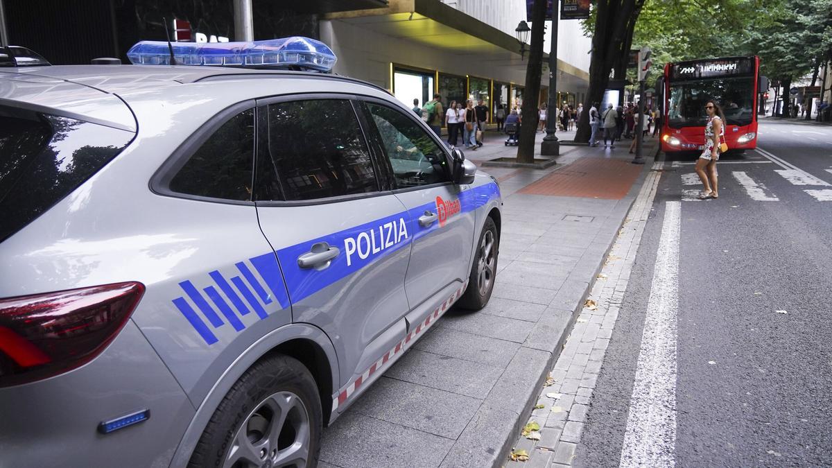 Una patrulla de la Policía Municipal de Bilbao en la Gran Vía