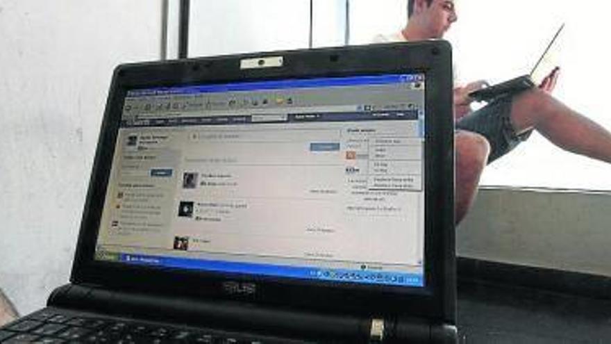 Jóvenes conectados a la red social Tuenti.
