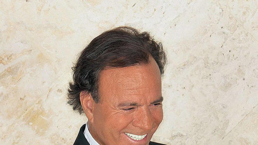 Julio Iglesias, mostrando a la cámara su lado bueno.