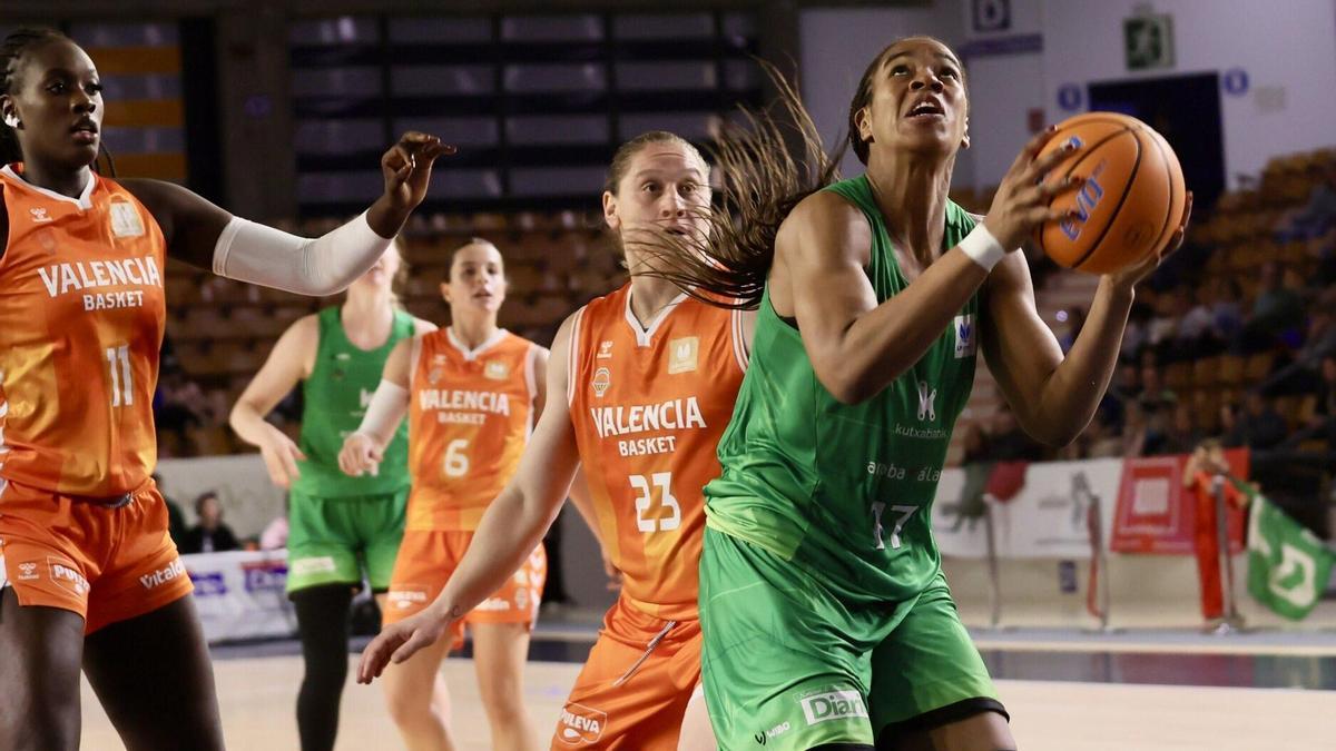 Isabela Jourdain, presionada por las rivales valencianistas en el último encuentro liguero.