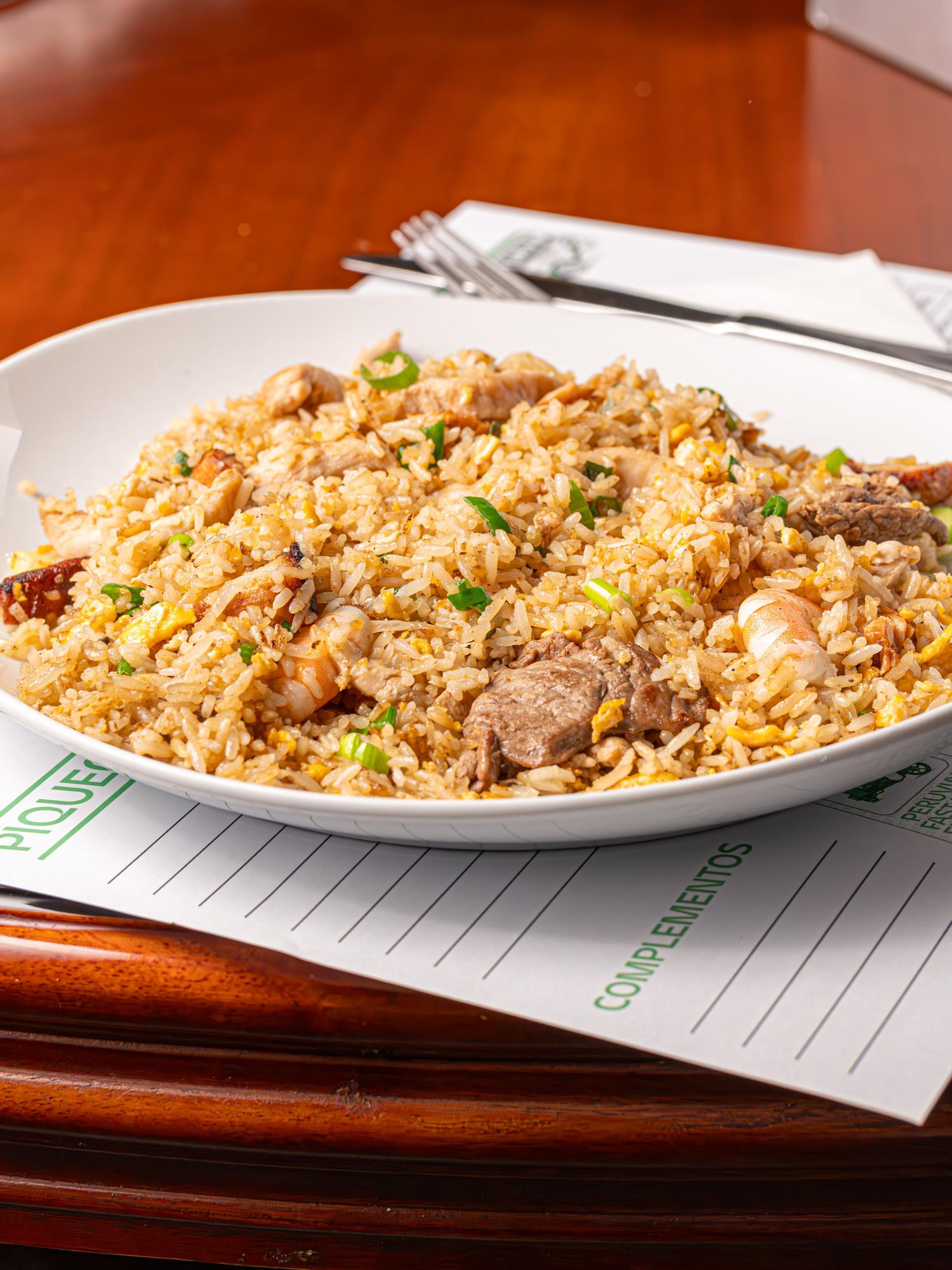 Arroz chaufa con langostinos y carne