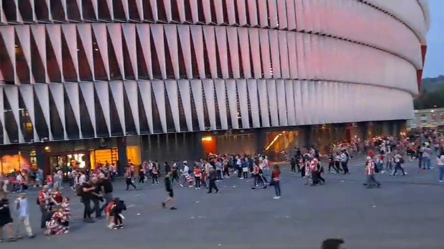 Comienza a llegar la gente a la explanada de San Mamés antes de la retrasmisión del partido de Copa