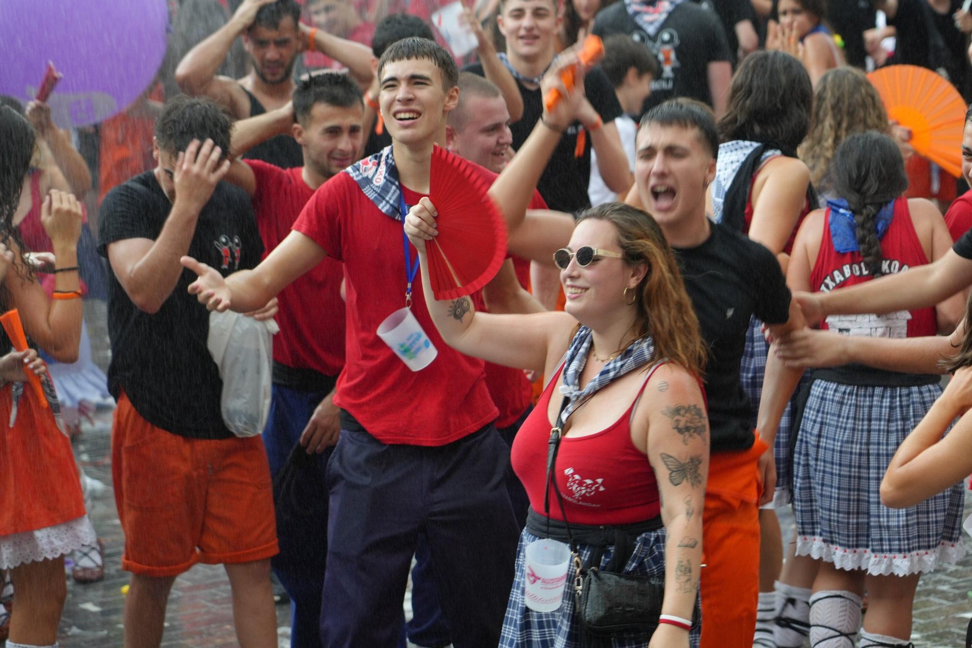 En imágenes: La bajada de Iguarrako enciende la fiesta en Amurrio