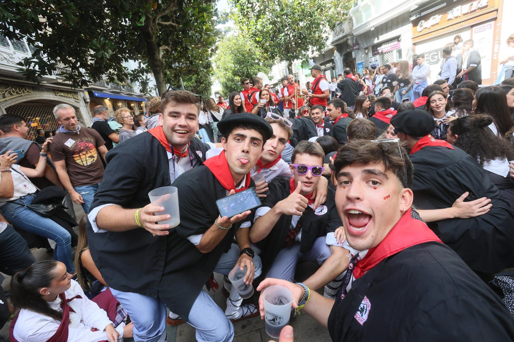 En imágenes: Blusas y neskas desfilan en una kalejira por Santiago