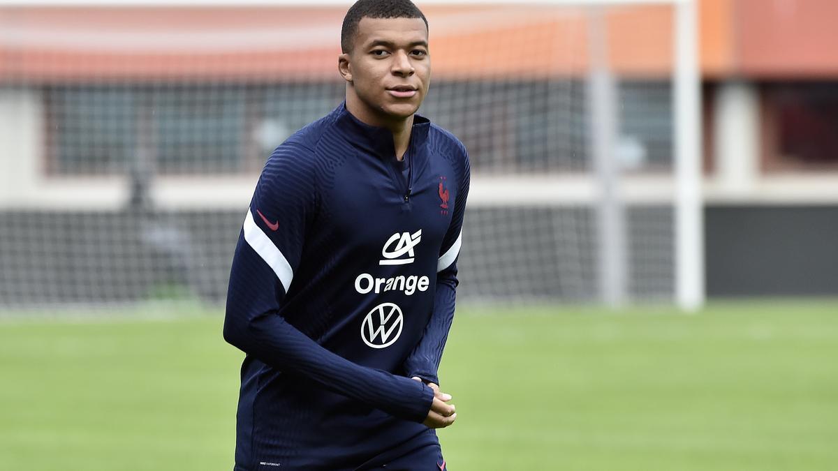 Kylian Mbappé durante un entrenamiento con la selección francesa.