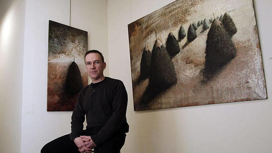 Alberto Letamendi, junto a dos de las obras que exhibe en la galería Orizuru de Pamplona.