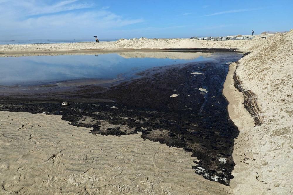 Vertido de crudo en las costas de California