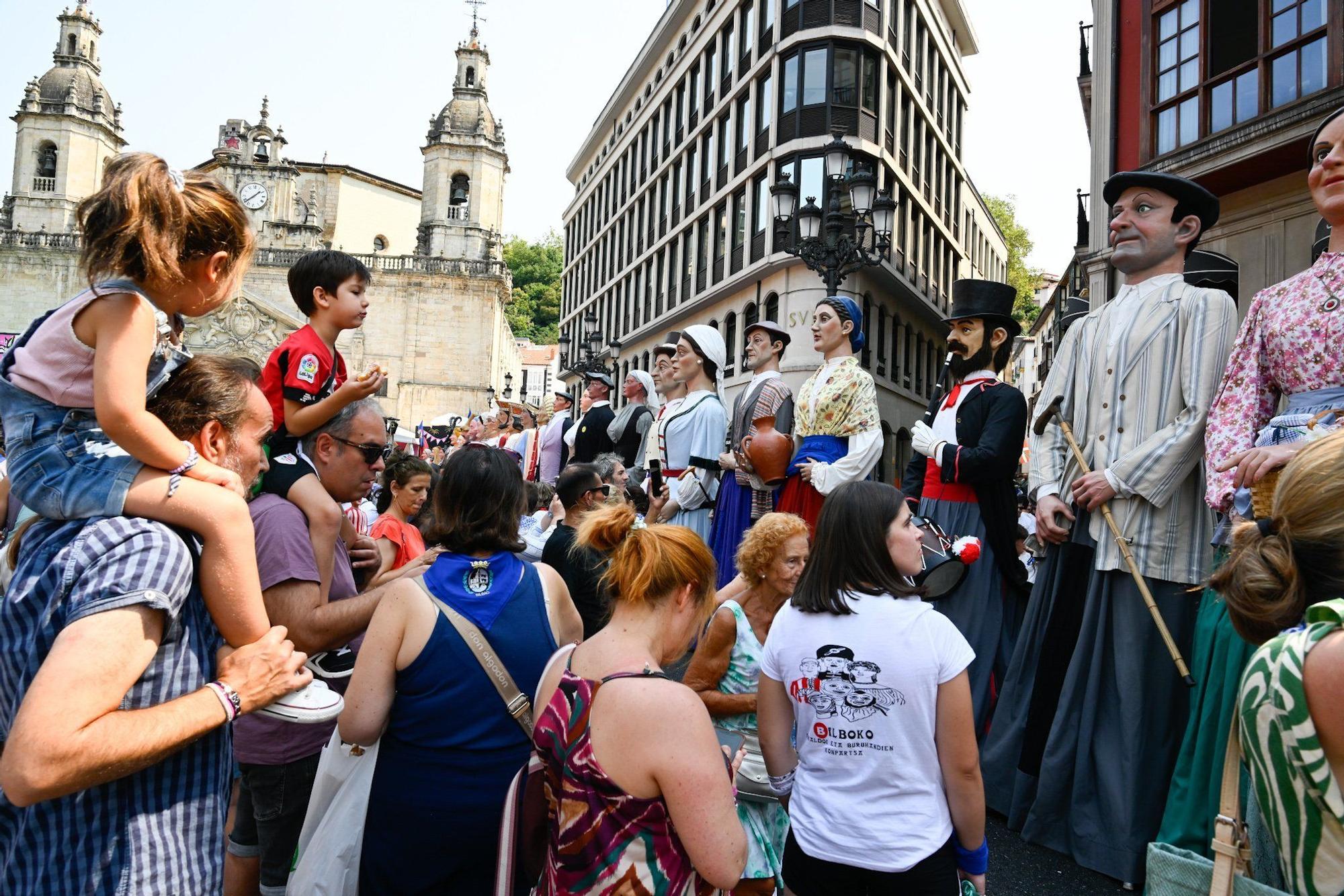 En imágenes: Los gigantes y cabezudos despiden Aste Nagusia a lo grande